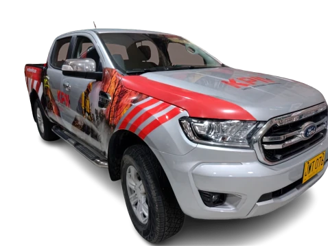 Camioneta Ford con branding vehicular personalizado